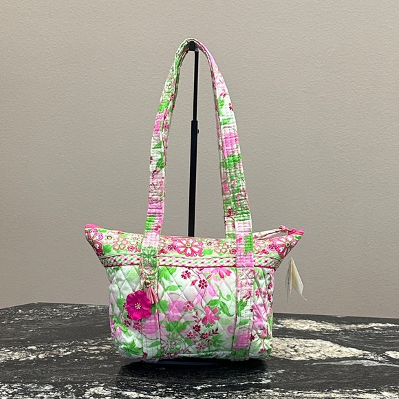 Handbags - NWT🌸Quilted Floral Tote Bag
